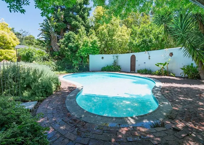 Spacious Family Home In Constantia With Pool