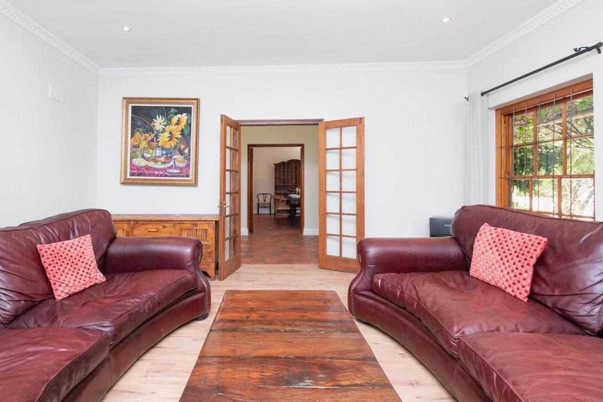 Spacious Family In Constantia With Pool Le Cap