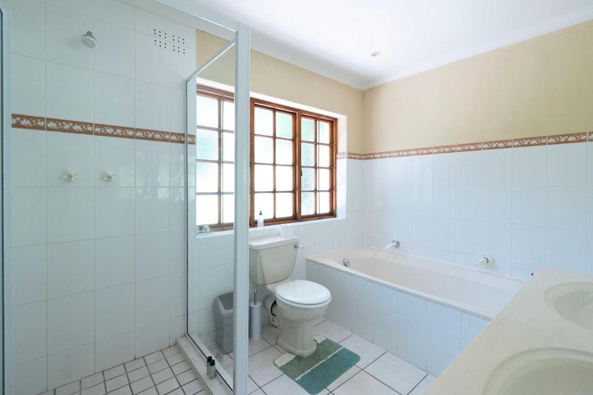 Spacious Family In Constantia With Pool