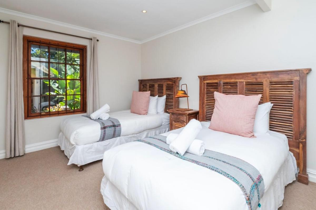Spacious Family In Constantia With Pool Hébergement de vacances