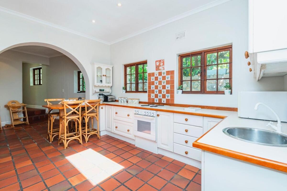 Spacious Family In Constantia With Pool * Cape Town