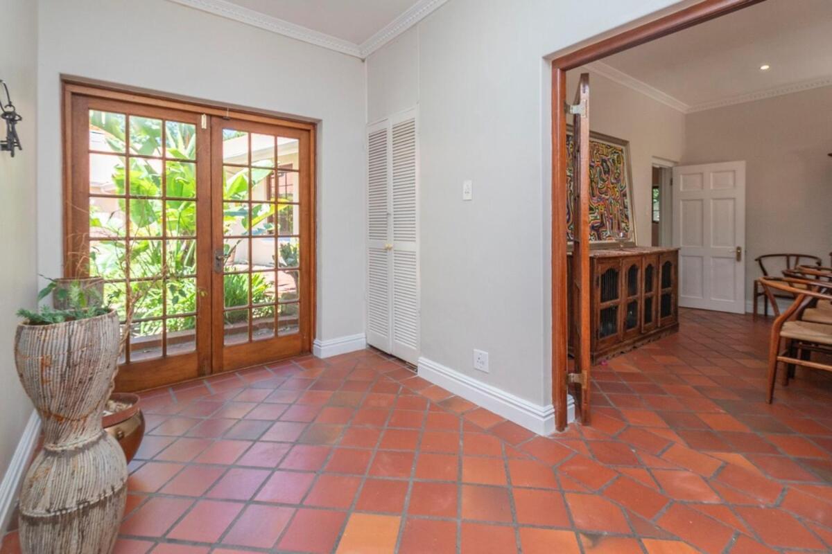 Spacious Family In Constantia With Pool Cape Town
