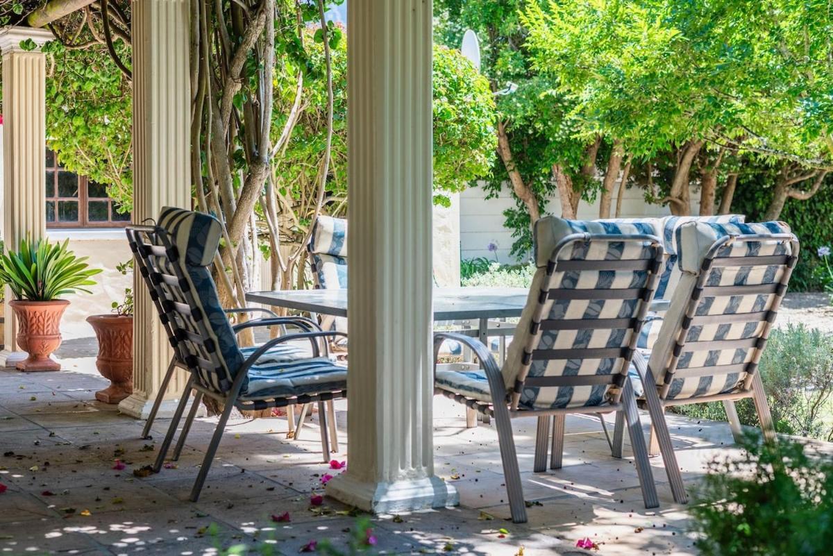 Spacious Family In Constantia With Pool