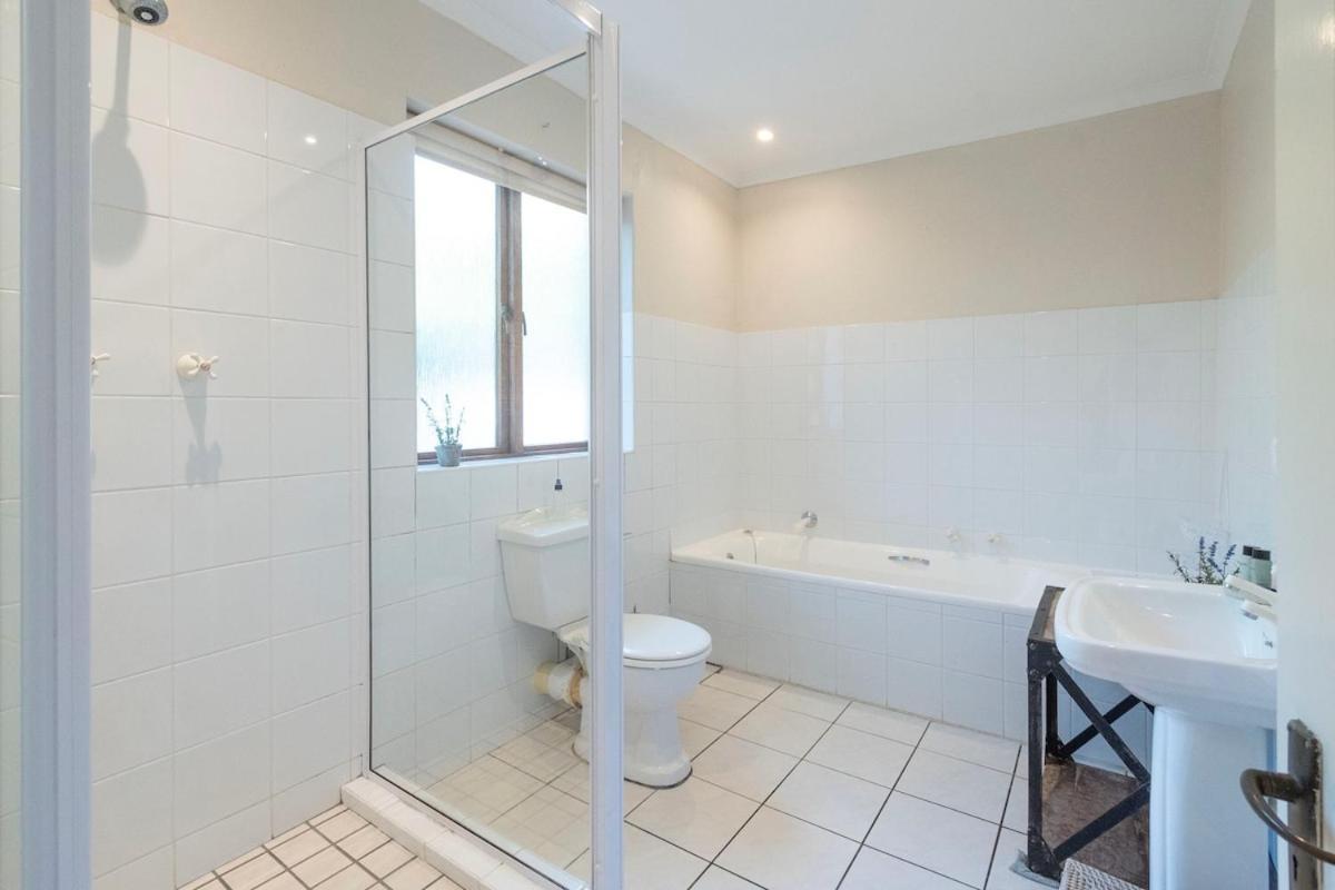 Spacious Family In Constantia With Pool Hébergement de vacances *