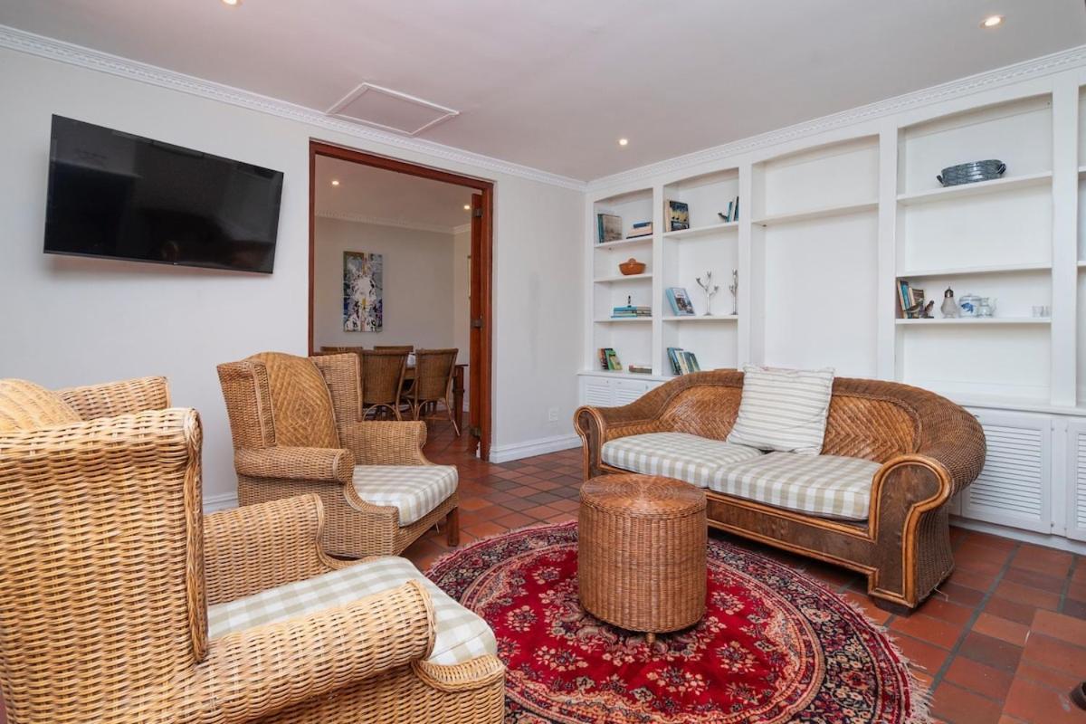 Hébergement de vacances Spacious Family In Constantia With Pool *