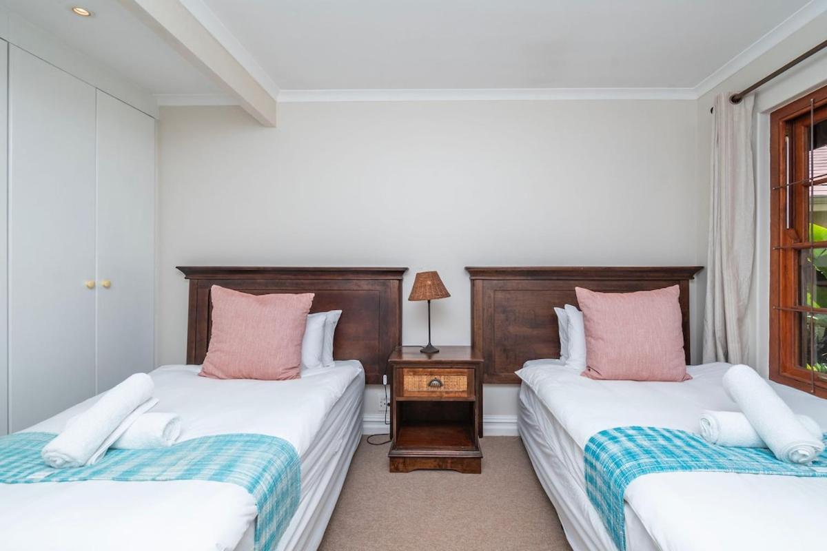 Spacious Family In Constantia With Pool