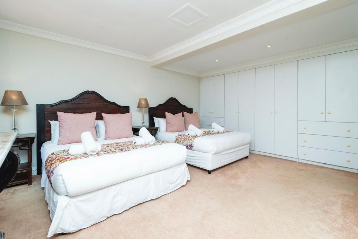 Spacious Family In Constantia With Pool Hébergement de vacances