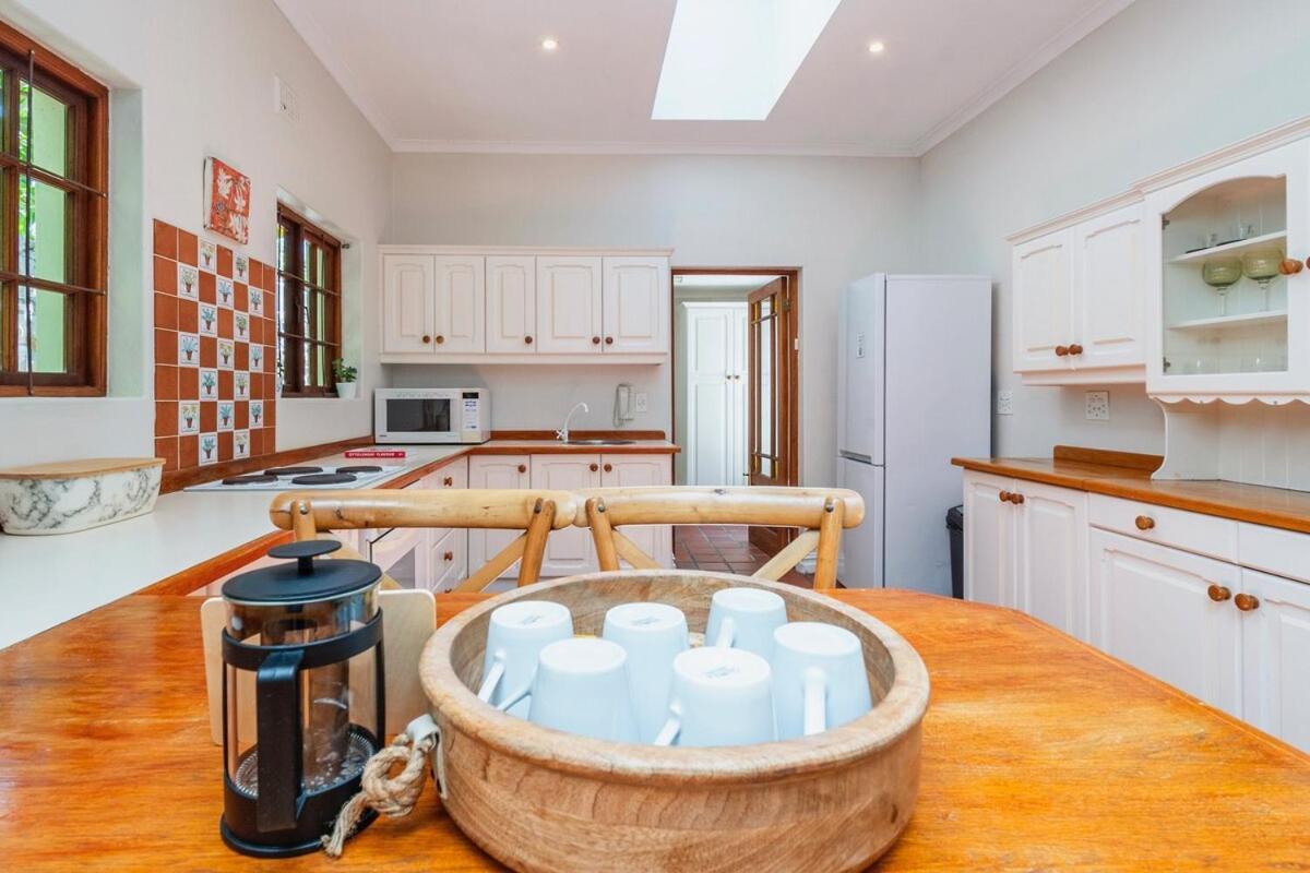 Spacious Family In Constantia With Pool