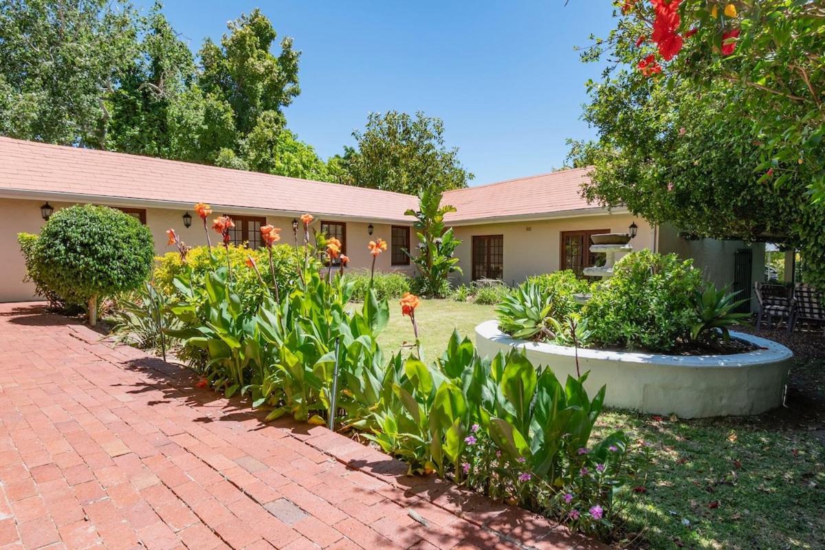 Spacious Family In Constantia With Pool Le Cap