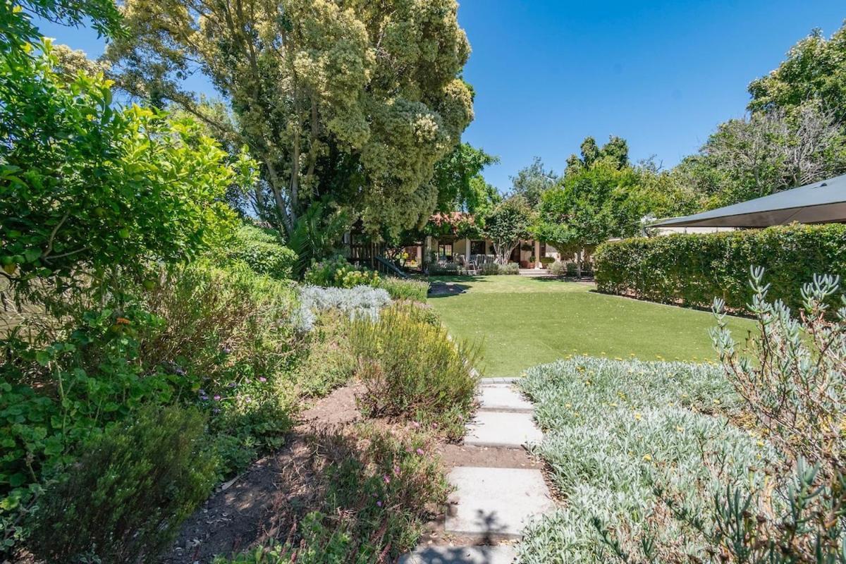 Spacious Family In Constantia With Pool Hébergement de vacances *