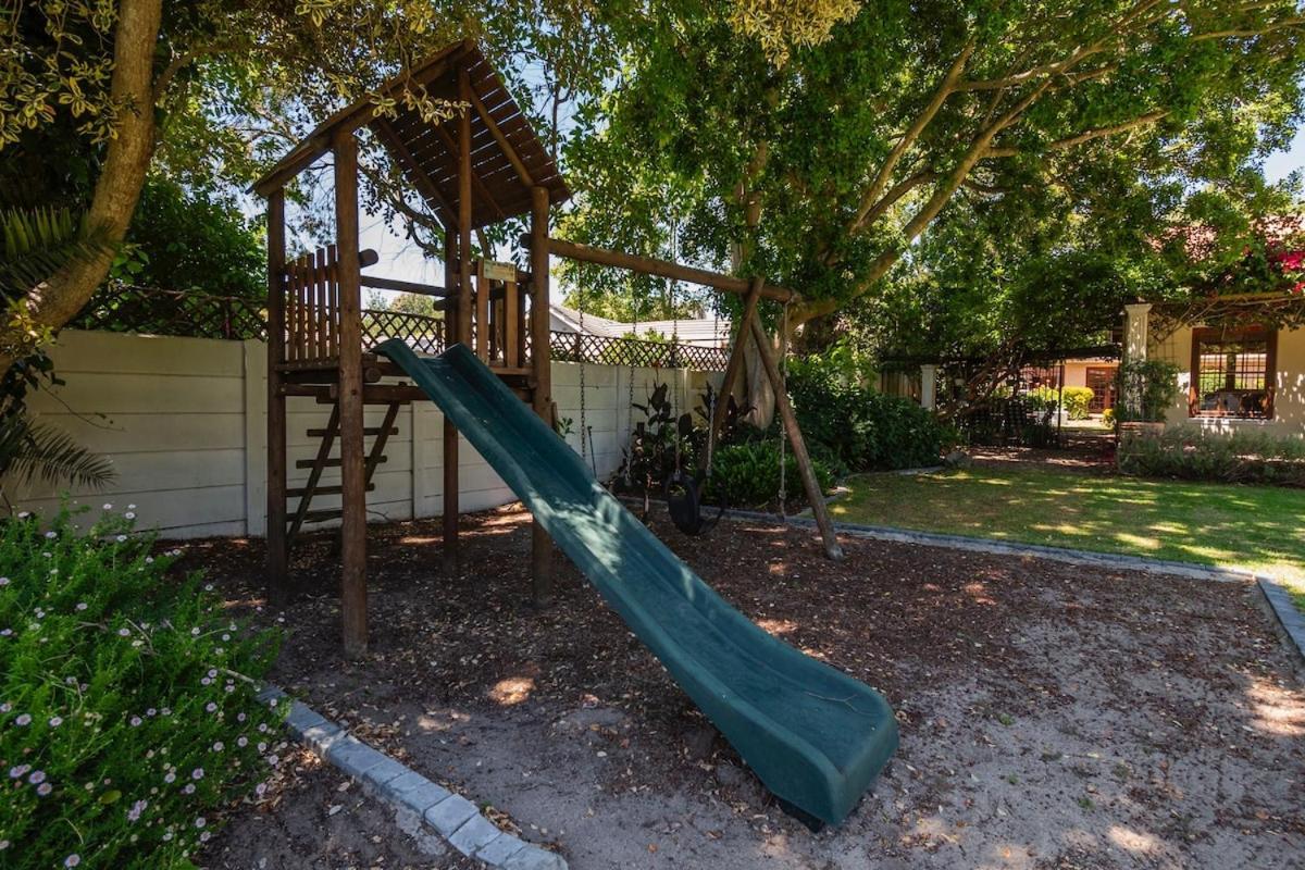 Spacious Family In Constantia With Pool